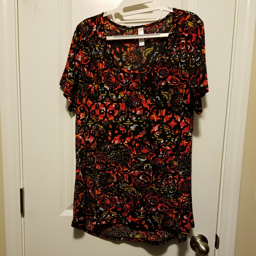 LuLaRoe Short Sleeve Classic T -- Size L